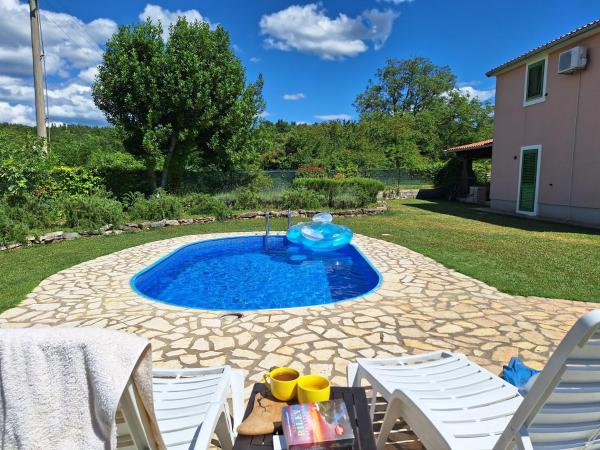 A la foto es mostra l'objecte Villa Malini situat a la ciutat de Makovci.