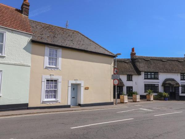 A la foto es mostra l'objecte Milton Cottage situat a la ciutat de Lyme Regis.