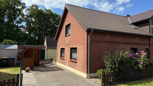 På bildet vises objektet Haus an der Aue som ligger i byen Luhnstedt.