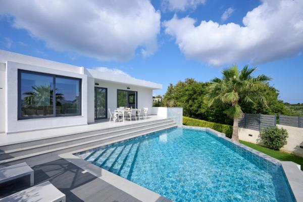 Na zdjęciu widoczny jest obiekt Kyamon Luxury Villa - Peaceful Escape with Heated Pool near Chania! położony w mieście Galangádhos.