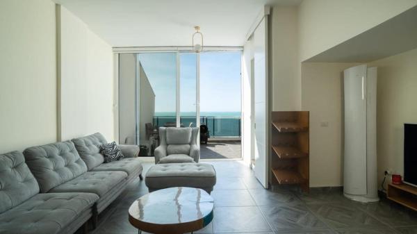 Na fotografii je vidět objekt Exclusive Seafront Duplex with Jacuzzi nacházející se ve městě Durrës.