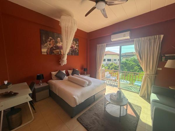 A la foto es mostra l'objecte Alura Boutique situat a la ciutat de Kata Beach.