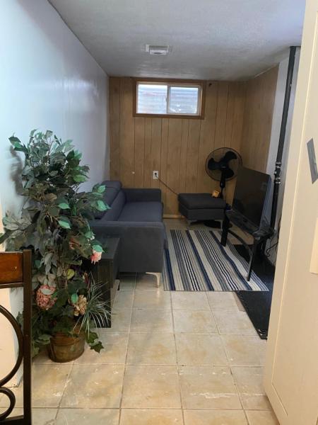 照片显示了位于Brampton市的Peace and Comfort 1-bedroom basement Apartment物件。
