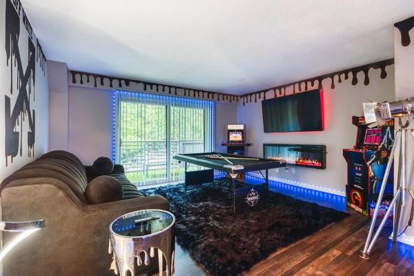 På billedet ses objektet The Showtime Pad - Game Room - Pool Table - Fireplace beliggende i byen Atlanta.