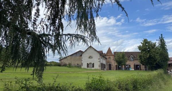 På bildet vises objektet Gîte des grands Pouilloux som ligger i byen Loddes.