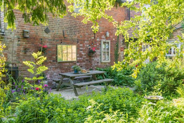 Hearts Of Oak By Bloom Stays - Sissinghurst