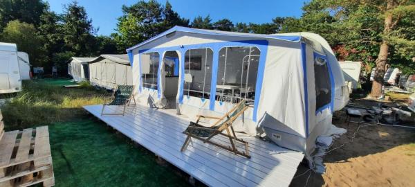 Nella foto è visibile l'oggetto Przyczepa kempingowa Happy Place Hel - Camping Kormoran situato nella città di Hel.