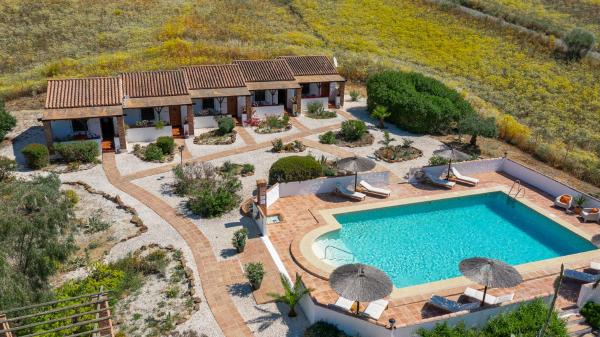 写真にはアロラ市にあるBoutique B&B Cortijo Valverde Áloraが写っています。