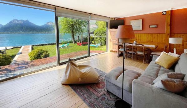 A la foto es mostra l'objecte Chalet les pieds dans l'eau avec accès direct au Lac d'Annecy situat a la ciutat de Angon.