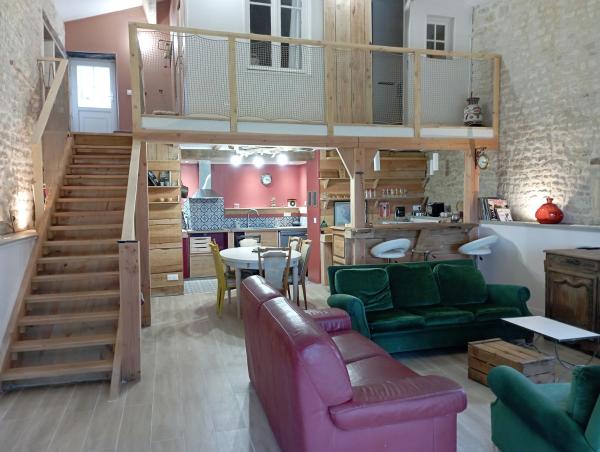 A la foto es mostra l'objecte La grange d'Isabelle situat a la ciutat de Aigre.