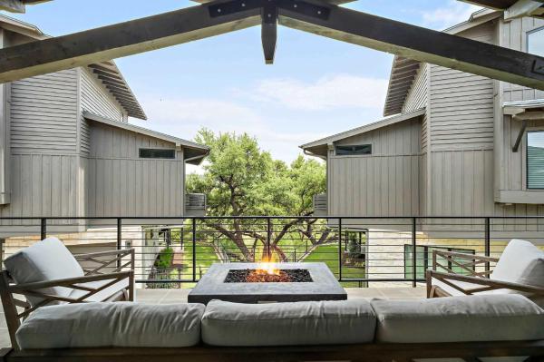 A la foto es mostra l'objecte Luxe 3-Story Retreat - Chefs Kitchen and Firepit situat a la ciutat de Spicewood.