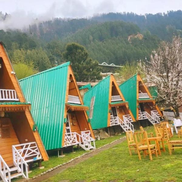 A la foto es mostra l'objecte Kaira huts situat a la ciutat de Manāli.