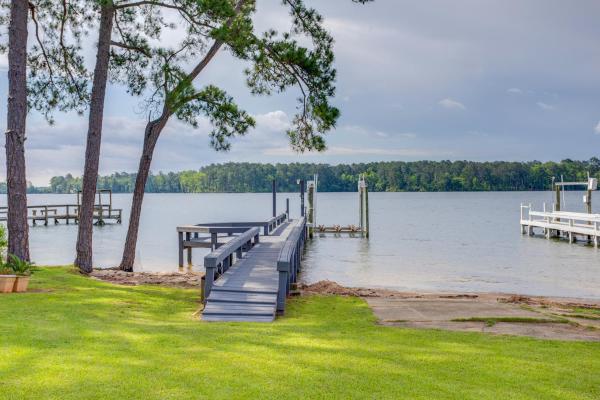 Na zdjęciu widoczny jest obiekt Deck and Views Lake Murray Escape in Chapin! położony w mieście Chapin.