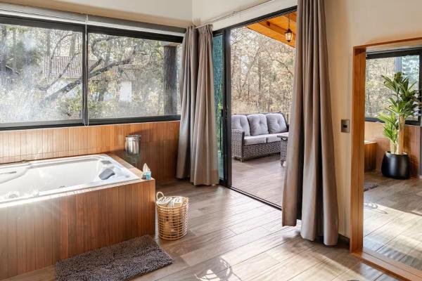 A la foto es mostra l'objecte Cabaña de lujo 2 habitaciones con Jacuzzi Dentro del Bosque a 10 min del Pueblo situat a la ciutat de Mazamitla.