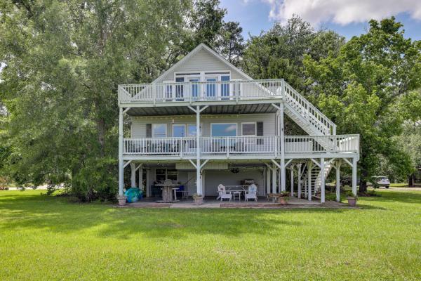 A la foto es mostra l'objecte Spacious Riverfront Cottage with Dock in Green Pond! situat a la ciutat de Green Pond.