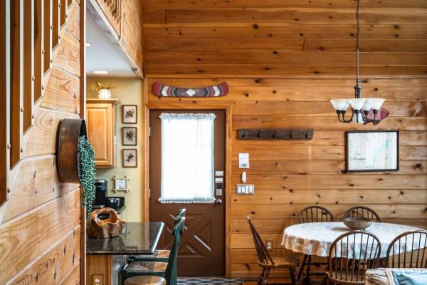 A la foto es mostra l'objecte Lazy River Cabin: Lakefront Stay situat a la ciutat de Sterling.