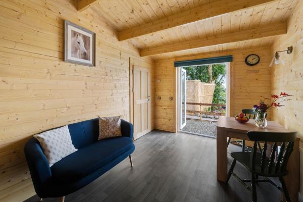 Op de foto is het object The Stable at CasaClarig - West Cork Cabin with Sauna te zien, gelegen in de stad Killeenleagh.
