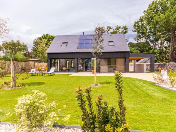 Auf dem Foto ist das Objekt Maison moderne et lumineuse à 900m de la plage, jardin privé, terrasse, barbecue et 2 vélos adultes inclus. - FR-1-306-1204 in der Stadt Mesquer zu sehen.