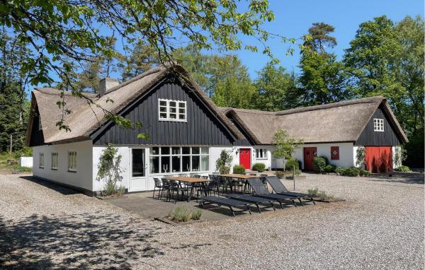 På bildet vises objektet 7 Bedroom Awesome Home In Ørum Djurs som ligger i byen Ulstrup.