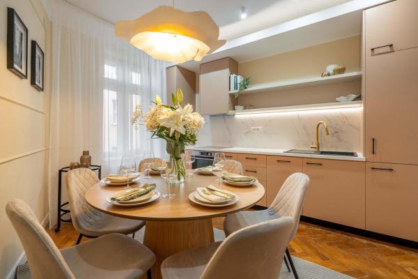 A la foto es mostra l'objecte Romanian Athenaeum Flat - Refined 3BR Steps from Calea Victoriei situat a la ciutat de Bucarest.