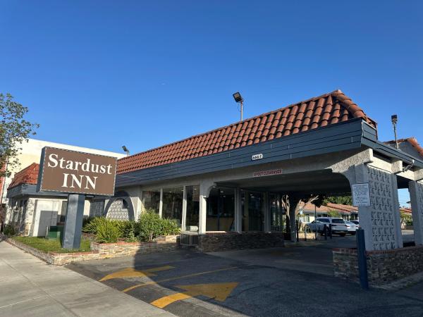 A la foto es mostra l'objecte Stardust inn situat a la ciutat de Azusa.