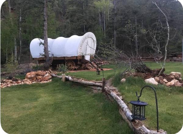 På billedet ses objektet Whispering Pines Glamping Resort Wagon #3 beliggende i byen Alton.