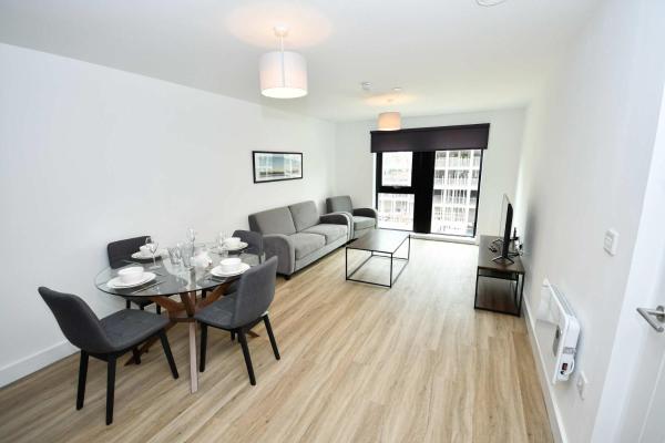 Lovely Spacious 2 Bedroom Apartment in Liverpool, Ливерпуль