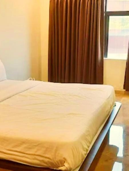A la foto es mostra l'objecte Sky Hotel situat a la ciutat de Rājpīpla.