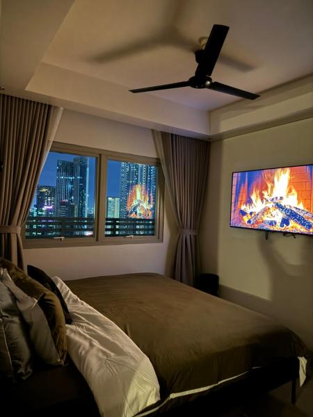 Modern 1BR Executive Suite l Best City View of BGC l The Residences BCCT, Manila