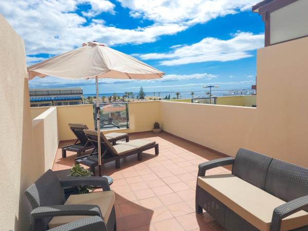 Στη φωτογραφία φαίνεται το αντικείμενο Ocean Vista Elegant Two Bedroom Duplex with Sea Views from All Terraces Great Location in Palm Mar που βρίσκεται στην πόλη Palm-mar.