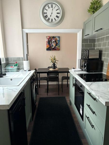 Anfield Home - Sleeps 7 - 1 min walk to Stadium!, Ливерпуль