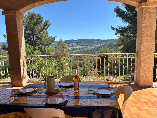Nella foto è visibile l'oggetto -Villa les Pins- Bandol situato nella città di Bandol.