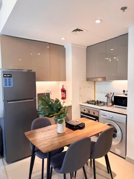 På billedet ses objektet COZY 1 BR Apartment beliggende i byen Dubai.