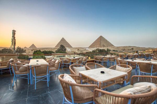 A la foto es mostra l'objecte Pyramids Shadow INN situat a la ciutat de El Caire.