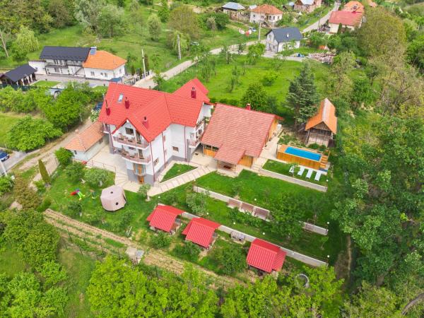 A la foto es mostra l'objecte Perla Argesului, Ciubar, Piscina, Lift, Evenimente private, Pensiune, Hotel Cazare Transfăgarasan Curtea de Arges situat a la ciutat de Valea Danului.