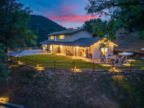 På billedet ses objektet Rivertop Hideaway with HUGE views-Hot Tub-EV-more! beliggende i byen Ahwahnee.