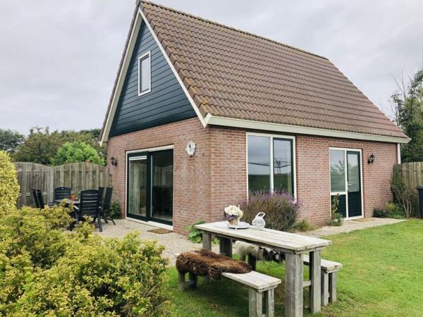 På bilden syns objektet Roeper Comfortable holiday residence som ligger i staden Koogerveld.