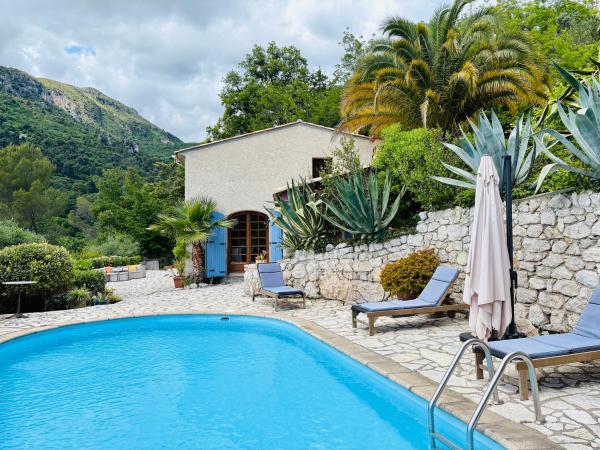 Villa Au Charme Incroyable Et Piscine - Carros
