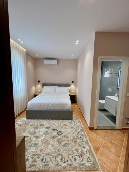 A la foto es mostra l'objecte Vila ENSO situat a la ciutat de Berat.