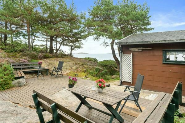 A la foto es mostra l'objecte Secluded Cabin On Private Peninsula At Eigebrekk situat a la ciutat de Dåri.