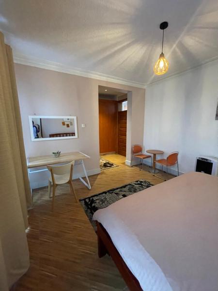 På bilden syns objektet BAZY SUITEs som ligger i staden Namasuba.