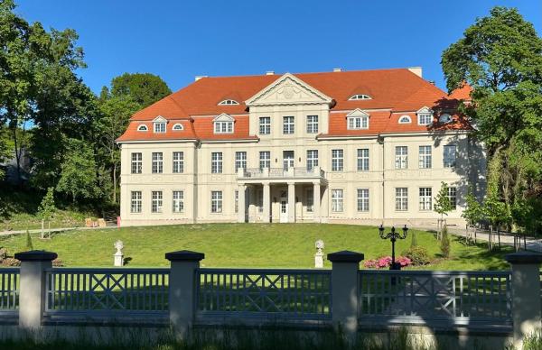 A la foto es mostra l'objecte Schlosshotel Neustrelitz situat a la ciutat de Neustrelitz.