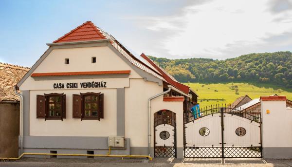 Na zdjęciu widoczny jest obiekt Casa Csiki Vendégház położony w mieście Veţca.
