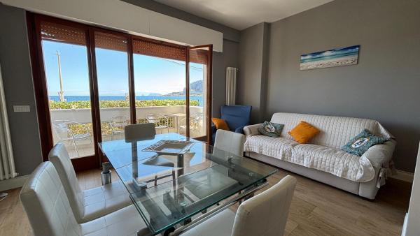 På billedet ses objektet Villa Emilia Mondello Appartamento Vita Alba con vista sul mare beliggende i byen Mondello.