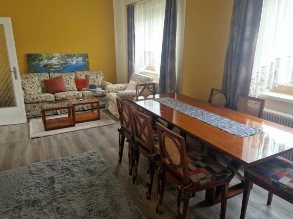 Na zdjęciu widoczny jest obiekt Villa Donaublick położony w mieście Pöchlarn.