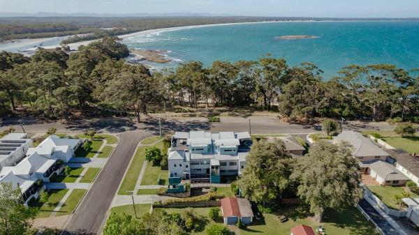 The photo shows the The Bowen Huskisson located in the city of Huskisson.