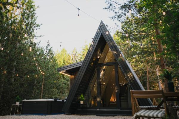 Auf dem Foto ist das Objekt Pinelle Blidinje A-Frame House in der Stadt Doljani zu sehen.