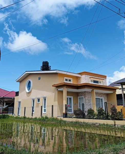 照片显示了位于Kotabaru市的Azizah's Syariah Homestay物件。