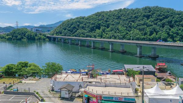 Auf dem Foto ist das Objekt Shark Village in der Stadt Witmal zu sehen.