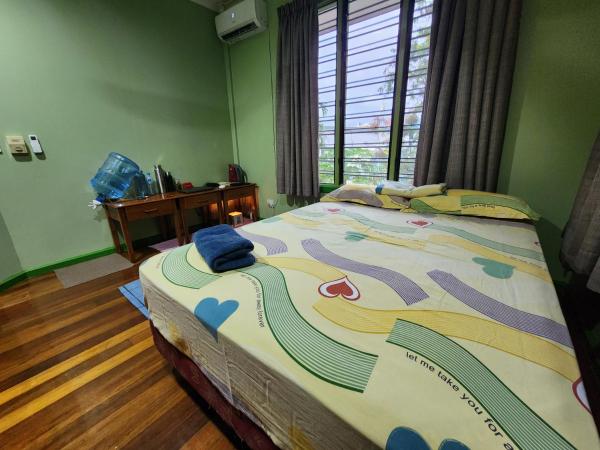 A la foto es mostra l'objecte Islander Home Stay situat a la ciutat de Loloata Island.